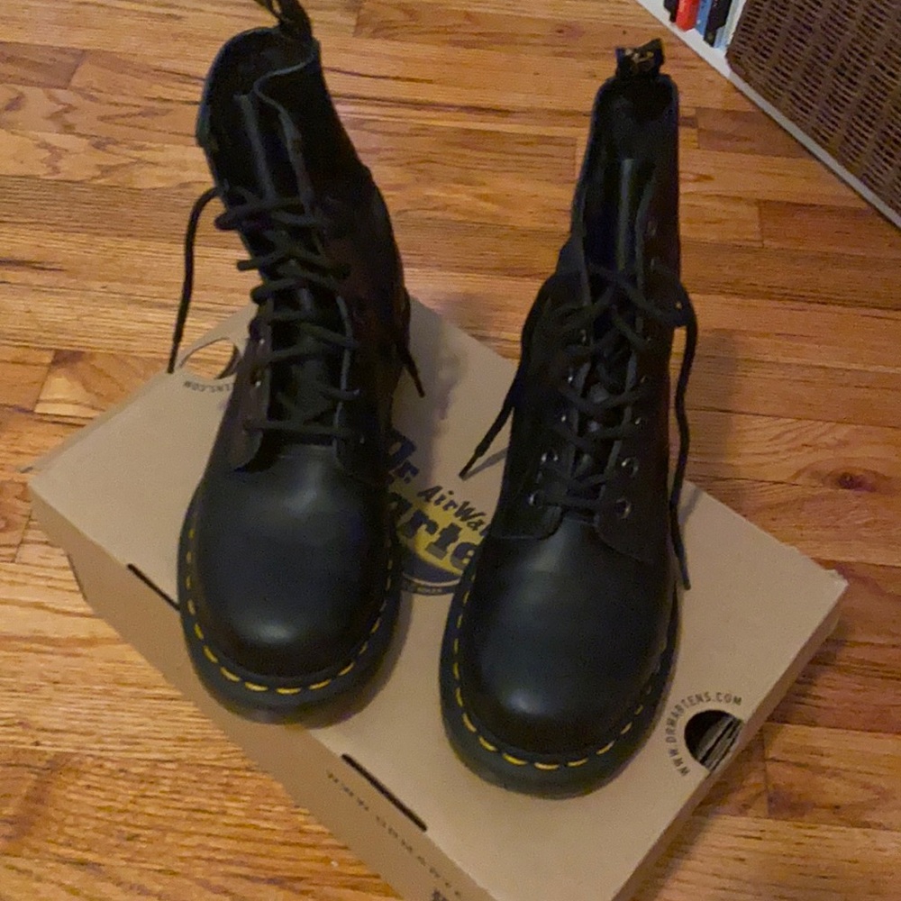 Women’s Dr. Marten 1460W combat boots